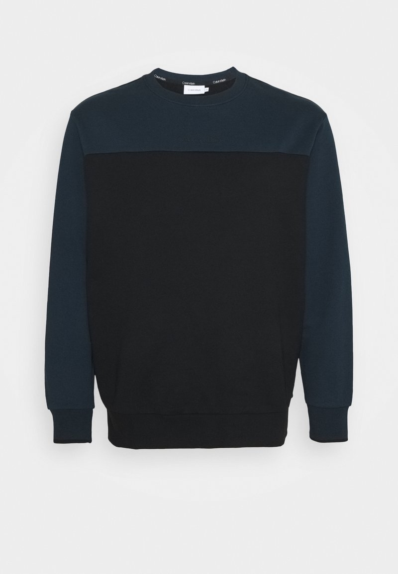 Sweat-shirt à manches longues avec col rond, corps noir et épaules ainsi que manches bleu foncé, présenté à plat sur fond blanc.