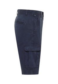Granatowe szorty cargo z mieszanki bawełny, z boczną kieszenią, standardowym stanem i gładką teksturą. Długość lekko powyżej kolana.