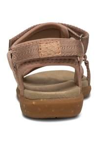 Ljust rosa sandaler med en texturerad tygöverdel, justerbara remmar och en dämpad sula med en hållbar gummibotten.