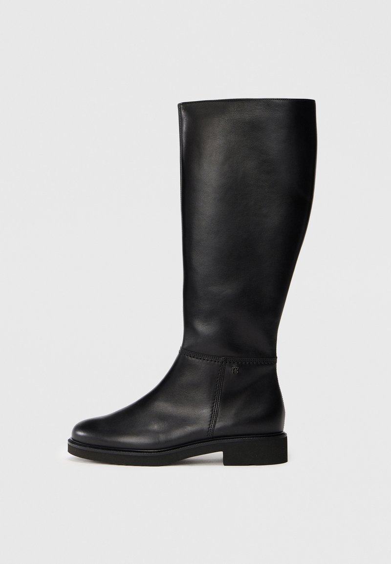 Bota de cuero negro hasta la rodilla con punta redondeada, suela plana y detalles de costura sutiles. Presenta una textura suave y acentos de diseño mínimos.