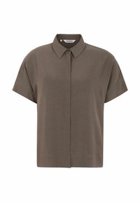 Chemise à manches courtes, col classique, de couleur marron terne. Fabriquée en tissu lisse avec un devant à boutons et des lignes épurées, présentant une coupe décontractée.