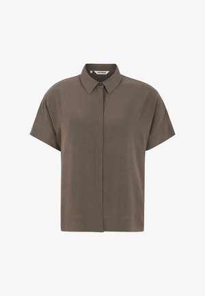 Krekls ar īsām piedurknēm un apkakli bālā brūnā krāsā. Izgatavots no gludas auduma ar pogu priekšpusi un tīrām līnijām, piedāvā brīvu piegriezumu.