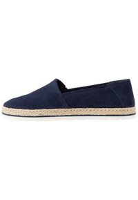 Marinblå espadrillo slip-on skor med en mjuk mockaöverdel och en vävd jutesula, som har en vit gummiyttersula för bra grepp.