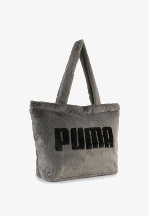 Borsa a spalla in pelliccia sintetica grigia con una forma strutturata, con il logo "PUMA" nero e due manici robusti per un trasporto comodo.