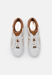 Scarpe da ginnastica bianche con motivo floreale beige, dettagli in pelle marrone e hardware dorato. Presentano lacci bianchi e soletta con marchio.