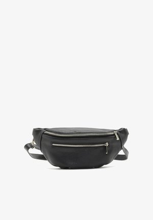 Banane en cuir noir avec deux compartiments zippés argentés et une sangle ajustable, présentée sur fond blanc.