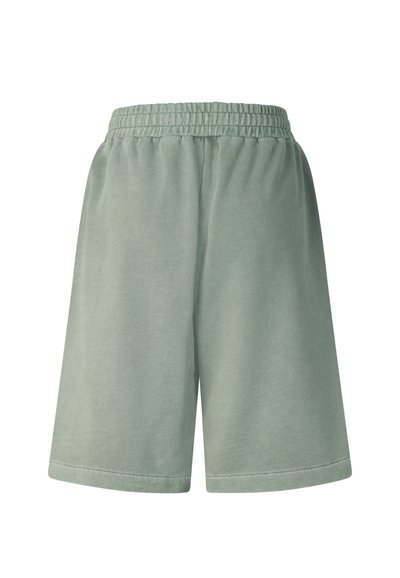 Shorts à taille élastique vert clair, longueur au genou, coupe décontractée, sans poches visibles sur fond blanc.