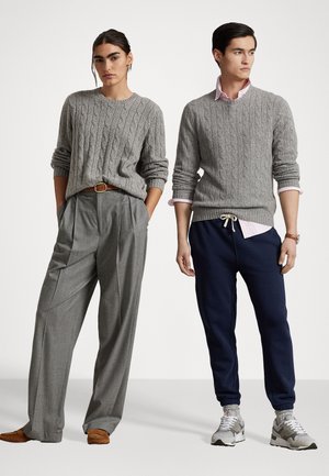 THE ICONIC CABLE KNIT CASHMERE JUMPER UNISEX - Pullover - fawn grey heather