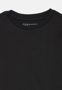 Czarny t-shirt z okrągłym dekoltem, wykonany z miękkiej bawełny. Charakteryzuje się prostą, gładką fakturą, bez wzorów ani grafik.