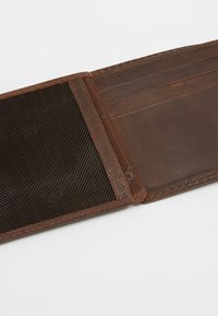 Braune Lederbrieftasche mit strukturiertem Finish, ausgestattet mit Kartenfächern, einer Netztasche und genähten Details entlang der Kanten.
