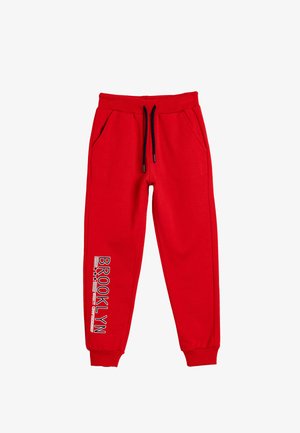 Røde sweatpants med elastik i taljen, to sidelommer og "BROOKLYN" grafisk tryk langs venstre ben i kontrastfarver.