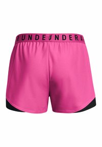 Shorts deportivos rosas con detalles negros, hechos de una tela suave. Cuentan con una cinturilla elástica negra con el nombre de la marca impreso en letras mayúsculas.