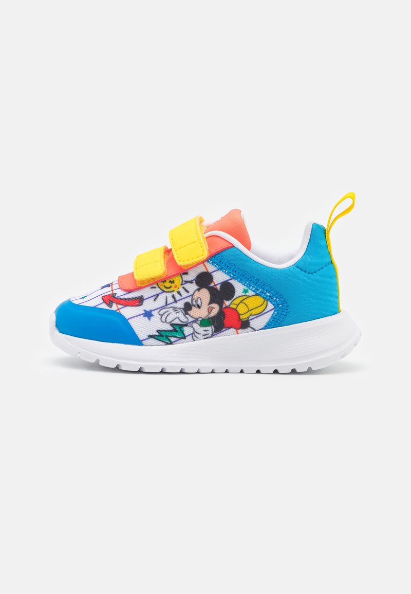 Zapatillas infantiles con acentos en azul, amarillo y coral, que presentan un diseño de Mickey Mouse y dos tiras de velcro amarillas.