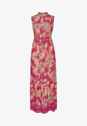 Robe maxi rose avec des motifs paisley dorés ; sans manches, col montant, taille cintrée, et ourlet en plusieurs niveaux avec une finition décorative.