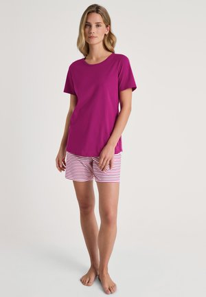 T-shirt fucsia a maniche corte abbinato a pantaloni bianchi con strisce rosse. Tessuto semplice e leggero con scollatura rotonda e vestibilità comoda.