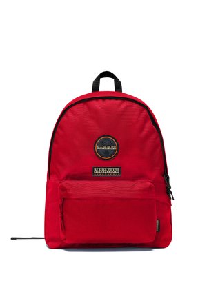 Roter Napapijri-Rucksack mit vorderer Reißverschlusstasche, schwarzem Griff und Markenlogo-Patches auf weißem Hintergrund.