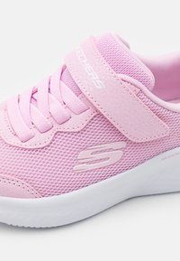 Baskets en maille rose avec lacets blancs et une bride à velcro. Présentent un motif texturé et une semelle blanche. Accentué par un logo sur le côté.