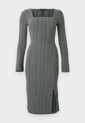 Γκρι μίντι φόρεμα από ριμπ πλεκτό ύφασμα με μακριά μανίκια, τετράγωνη λαιμόκοψη, εφαρμοστή μέση και πλευρική σχισμή στη φούστα.