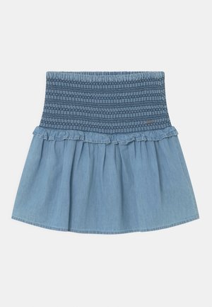 Falda de mezclilla con cintura fruncida en azul oscuro, con un dobladillo con volantes. La tela es de un azul más claro, lo que da un aspecto acampanado.