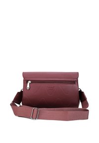 Burgunderfarbene Umhängetasche aus glattem Kunstleder, mit einem gesteppten Muster, einer Reißverschlusstasche auf der Vorderseite und einem verstellbaren Tragegurt.