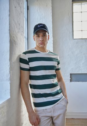 JJNOA TEE CREW NECK - T-shirt z nadrukiem - cloud dancer/pine grove