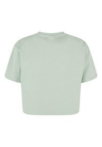 Tricou scurt de culoare verde deschis, fabricat dintr-un material moale, având mâneci scurte și un guler rotund cu margini cusute. Fără modele sau accente vizibile.