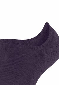 Donkere paarse enkelsok met een gladde textuur, geribbelde boord en naadloos ontwerp bij de teen. Lichtgewicht materiaal voor comfort en ademend vermogen.