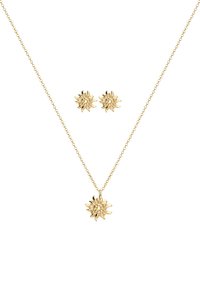 Goldkette mit einem floralen Anhänger und passenden floralen Ohrsteckern. Der Anhänger verfügt über erhabene Details und eine strukturierte Oberfläche.