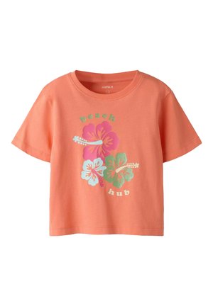 Κοραλί κοντομάνικο T-shirt με τρία λουλούδια ιβίσκου σε ροζ, λευκό και πράσινο, με το κείμενο «beach hub» πάνω και κάτω από τα λουλούδια.