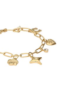 Bracciale in tono oro con catena a grandi maglie. Presenta ciondoli a forma di cuore, stella, fiore e rotondi, alcuni adornati con piccole gemme trasparenti.