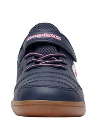 Marineblaue Sneaker aus Mesh- und Leder-Materialien, mit pinken Akzenten, einem Klettverschluss und einer Gummisohle in Kaugummi-Optik.