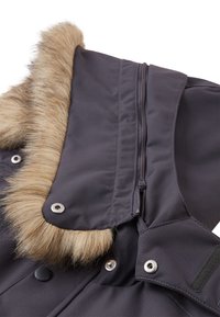 Tmavě šedá parka s límcem z umělé kožešiny, kovovými cvočky a zipy. Má textilní materiál s teplou podšívkou. Doplňky zahrnují suchý zip.