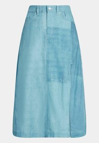 Falda de mezclilla azul claro con un diseño de patchwork. Presenta una cintura alta, cierre de botones en el frente y una textura variada a lo largo de la tela.