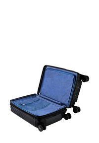 Maleta rígida negra con un interior azul, que cuenta con un compartimento con cremallera y cuatro ruedas multidireccionales. Dimensiones cerradas no mostradas.
