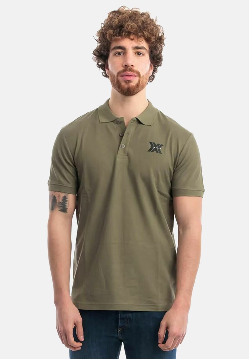 Polo shirt verde oliva con una breve placket, tre bottoni e un piccolo logo nero sul lato sinistro del petto. Realizzato in morbido tessuto di cotone.