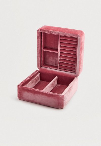Βελούδινο κουτί κοσμημάτων σε απαλό ροζ, διαθέτει θήκες, διαχωριστικό δίσκο και απαλή υφή, σχεδιασμένο για οργανωμένη αποθήκευση.