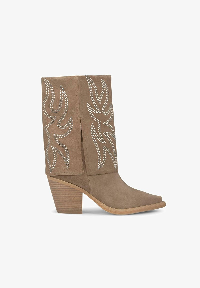 Bottes de cow-boy en daim marron avec des clous en argent décoratifs, talon incliné, bout pointu et un détail découpé sur le devant.