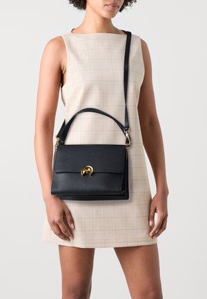 Borsa a tracolla in pelle nera con finitura texture, chiusura in metallo dorato e tracolla staccabile. Forma rettangolare con manico superiore.