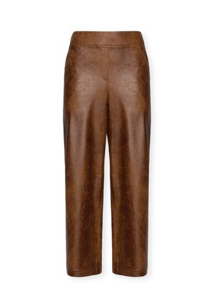 Pantalones de imitación de cuero marrón con una textura suave, con una cintura alta y corte recto, sin adornos visibles ni patrones.