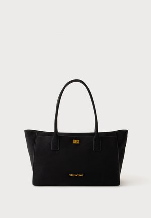 Sac cabas noir avec deux poignées, fermoir doré et logo Valentino doré à l'avant sur fond blanc uni.