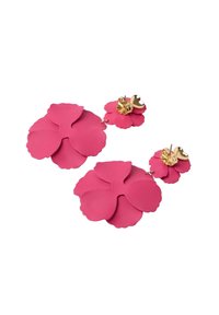 Ett par rosa blomformade örhängen med guldiga hjärtformade stift och delikata blomblad detaljer på en vit bakgrund.