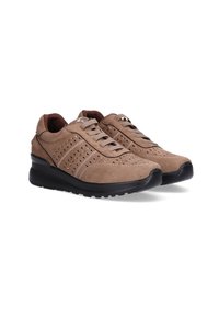 Zapatillas de ante marrón con detalles perforados, parte superior texturizada, cordones y suela de goma negra gruesa. Diseño minimalista para uso casual.