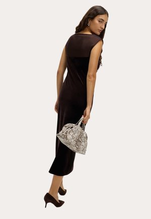 Schwarzes Samt-Midi-Kleid mit einem eleganten Design. Halter eine handtasche mit strukturiertem grauem Schlangenprint. Getragen mit braunen High-Heel-Schuhen.