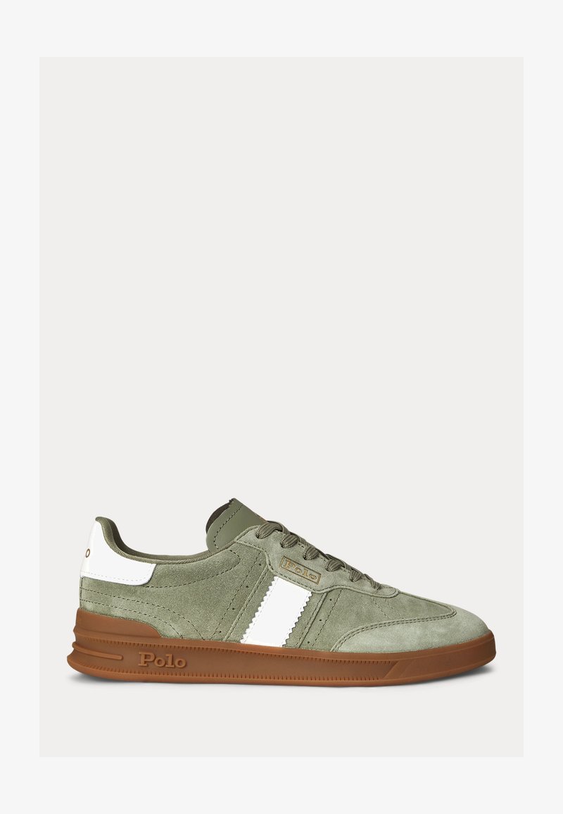 Alyvuogių žalios spalvos zomšiniai sportiniai bateliai su balta juosta ir kulno išpjova, ruda gumine pado dalimi, priekinė užsegama raišteliais ir „Polo“ ženklinimu šone ir kulne.