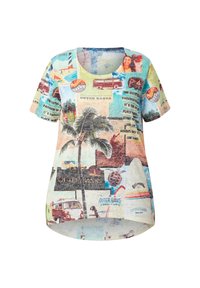 T-shirt met korte mouwen featuring een collage van kleurrijke prints, inclusief tekst, voertuigen en palmbomen. Zachte stof met een losse, ronde zoom.