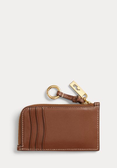 Καφέ δερμάτινη θήκη καρτών με τσέπη με φερμουάρ, τρεις θήκες για κάρτες, λευκή ραφή και χρυσό μπρελόκ με ορθογώνιο γούρι.