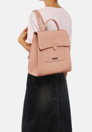 Zaino in pelle trapuntata rosa con una patta triangolare e hardware metallico. La borsa presenta una forma strutturata e spallacci regolabili.