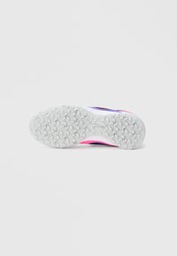 Σόλα παπουτσιού με λευκή βάση από καουτσούκ που διαθέτει εξαγωνικό σχέδιο. Η άκρη έχει έντονες ροζ και μωβ πινελιές κατά μήκος των πλευρών.