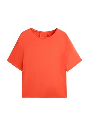 Felle oranje blouse met korte mouwen, ronde halslijn en een losse pasvorm, weergegeven tegen een witte achtergrond.
