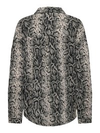 Camisa de manga larga con estampado de piel de serpiente negra y beige, cuello abierto y corte holgado mostrada desde atrás.